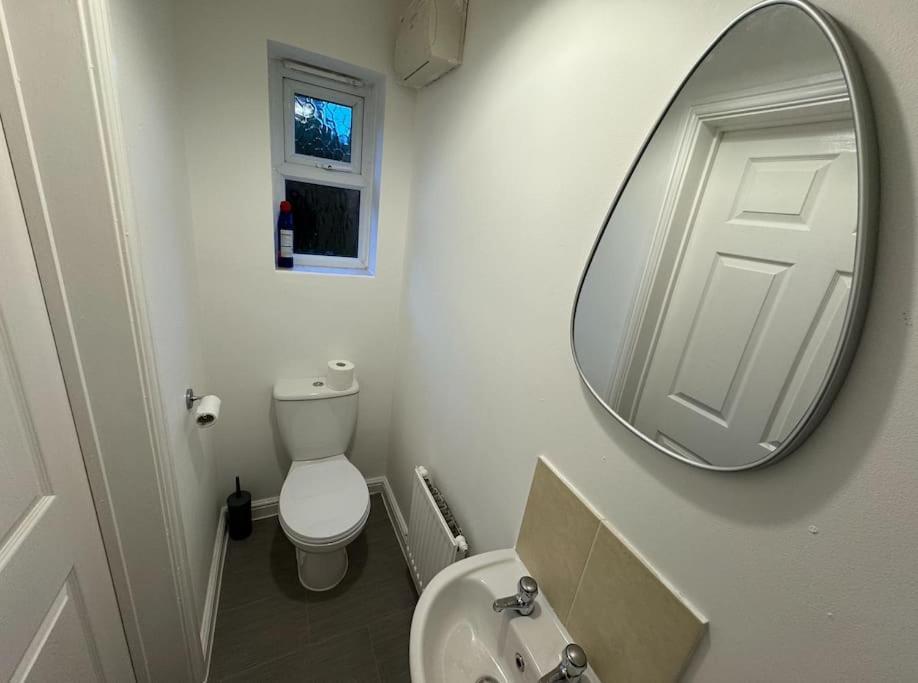 Вилла Modern Townhouse - 3 Bed 2.5 Bath 2 Private Gated Parking Веллингборо Экстерьер фото