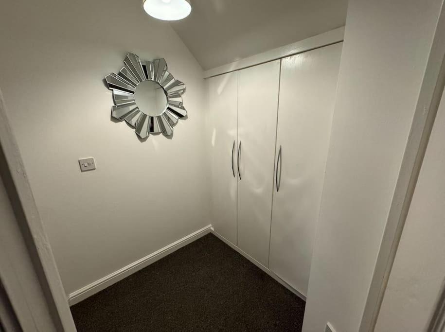 Вилла Modern Townhouse - 3 Bed 2.5 Bath 2 Private Gated Parking Веллингборо Экстерьер фото