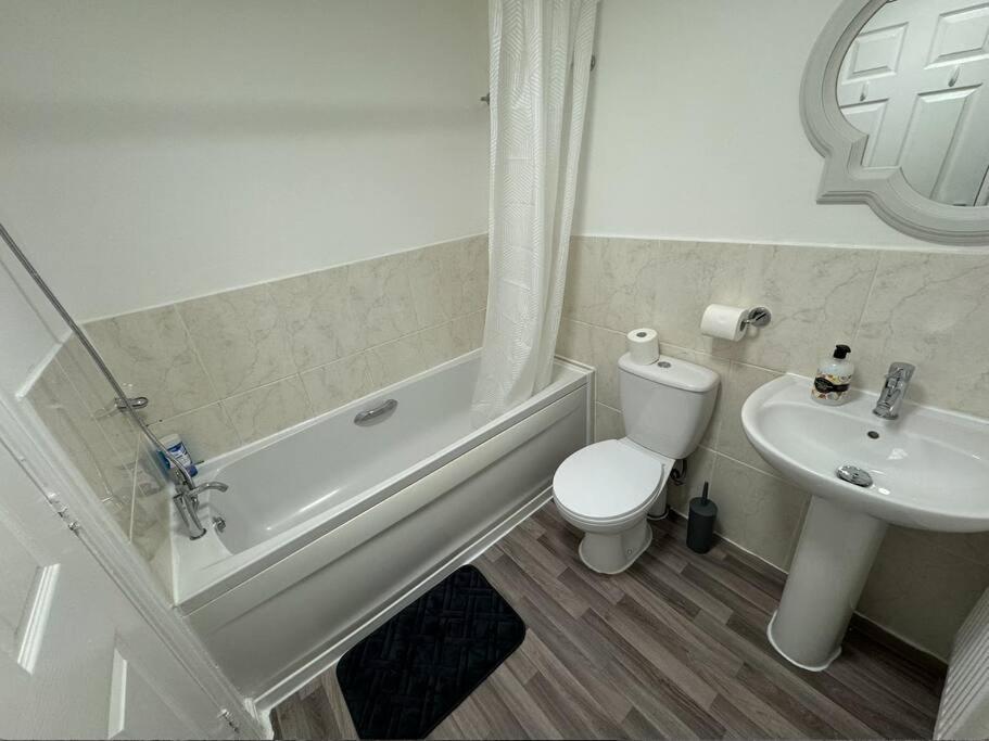 Вилла Modern Townhouse - 3 Bed 2.5 Bath 2 Private Gated Parking Веллингборо Экстерьер фото