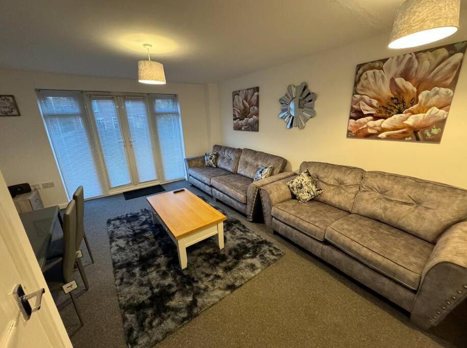 Вилла Modern Townhouse - 3 Bed 2.5 Bath 2 Private Gated Parking Веллингборо Экстерьер фото